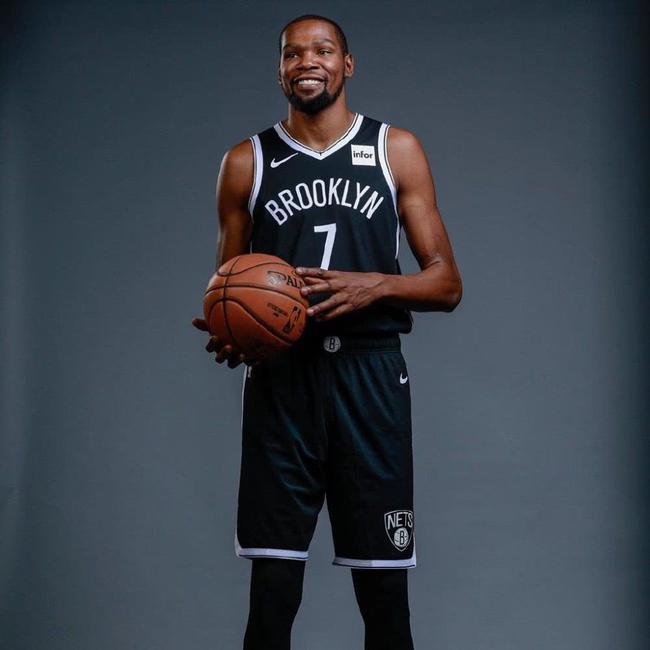 了他在球场 了他在球场